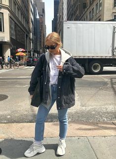 Oversized Jean Jacket Outfit, Black Denim Outfit, Black Denim Jacket Outfit, Oversized Black Denim Jacket, Fall Jackets Outfit, Outfits Con Jeans, Modest Casual Outfits, Jean Jacket Outfits, Denim Jacket Outfit