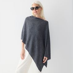 Poncho For Women, Poncho Outfit, How To Wear Leggings, Cashmere Poncho, Winter Capsule Wardrobe, Wool Poncho, Cashmere Wrap, Fall Capsule Wardrobe, Classic Sweater