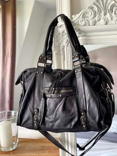 Le sac cabas cuir noir MONROE est une véritable quintessence de l'artisanat italien. Fabriqué à la main avec un soin et une attention méticuleuse, la fonctionnalité est au cœur de son design. Conçu pour résister à l'épreuve du temps, son cuir de qualité supérieure est non seulement doux et agréable au toucher, mais il développe également une patine naturelle avec le temps, soulignant son caractère unique et son authenticité. Ses longues anses et sa bandoulière offrent différentes options de port Scandi Fashion, Jewelry Product Shots, Handbags For School, Stockholm Fashion, Pretty Bags, Essential Bag, Cute Packaging, Cute Bags, Black Bag