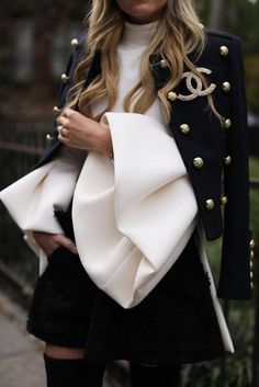 Street Style & more details Dorothy Dandridge, Black And White Outfit, Kim K Style, Mode Chanel, Kardashian Kollection, Chique Outfits, Chanel Tote, White Outfit, Looks Street Style