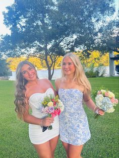 #preppy #hoco #dress #inspo #pictures Hoco Dresses Short Red, Blue Floral Homecoming Dresses, Spring Hoco Dresses, Winter Formal Photos, Flower Hoco Dress, Hoco Insta Pics, Solo Hoco Poses, Short Party Dress Formal, Hoco Flowers