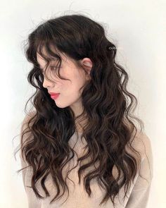 Asian Hair Perm, Curly Asian Hair, Korean Wavy Hair, Asian Hairstyles, Pompe A Essence, Wavy Hairstyles Medium, Modern Asian, Wavy Haircuts, Natural Wavy Hair