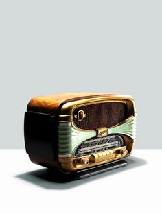 an old fashioned radio sitting on top of a table