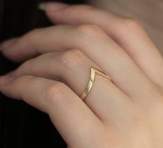 Simple Ring Design, V Shaped Ring, Hand Jewelry Rings, V Ring, Rose Gold Wedding Ring, Plain Gold Ring, Modern Gold Jewelry, Pretty Jewelry Necklaces, Gold Rings Simple