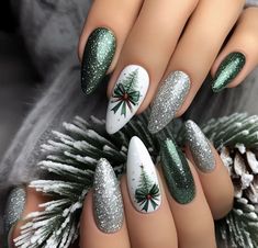 Christmas Cat Eye Nails, Green Christmas Nail Designs, Ideas For Nails, Christmas Nails, Stylish Nails, Nail Inspo, Hair And Nails, Art Ideas, Nail Designs