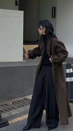 Tomboy Academia Outfits, Korean Minimalist Outfit Aesthetic, Half Coat Outfits For Women, Dark Academia Outfit With Pants, Korean Women Fashion Street Style, Loose Dress Shirt Outfit, Dark Academia Fashion Black Women, Sophisticated Outfits Winter, Korean Academia Outfit