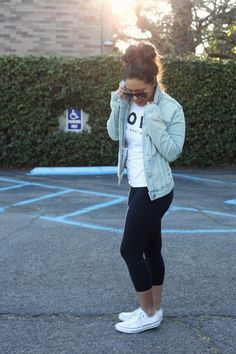 ♡ Pinterest: janexierivera sporty/casual style Cropped jeans/leggings/jeggings/jean jacket/tshirt/converse & a bun Nike Lunar Force, Converse Outfits, How To Wear Leggings, Shoes Ideas, Converse Style, Roshe Run, Legging Outfits, Nike Lunar