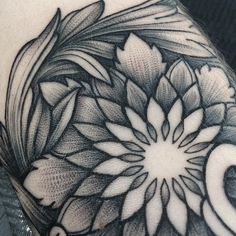 an image of a woman's arm with flowers on it and the words voltar written