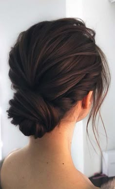 Here are surprisingly simple yet super-chic hairstyles for the girl/bride to be who just can’t be bothered. From The Twisted Bun,The Swept updo, The Classic French Chignon or even The Messy Bun updo. Romantic brides will love these simple yet super-chic hairstyles. Easy Homecoming Hairstyles, Sanggul Modern, Low Bun Hairstyles, Bridal Hair Updo, Wedding Hair Inspiration, Low Bun, Hair Up Styles, Penteado Cabelo Curto, Chic Hairstyles