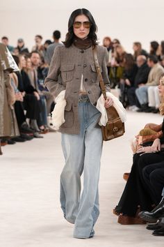 Chloé Fall 2024 Ready-to-Wear https://www.vogue.com/fashion-shows/fall-2024-ready-to-wear/chloe/slideshow/collection#39 Chloe Fashion, Jeans Trend, Fall Runway, Ladylike Style, Paris Mode, Moda Paris, Outfit Jeans, Runway Trends, How To Make Clothes