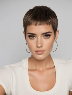 Vintage Pixie Cut, Fade Haircut Women, Super Short Pixie Cuts, Clara Alonso, Pixie Bob Haircut, Very Short Haircuts, Super Short Hair