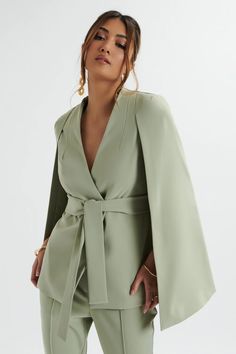 Structured Blazers For Women, Masculine Women Suit, Classic Suit For Women, Cape Blazer Outfit, Graduation Suits For Women, Light Costume, Blazer Cape, Narrow Shoulders, Belted Cape