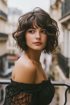 Short Wavy Bob Hairstyles With Bangs, Tousled French Bob, Anne Hathaway Hairstyles, Vintage French Hairstyles, Bob With French Bangs, Short Wavy French Bob, Wavy French Bob With Bangs, Baroque Bob 2024, French Bob With Layers