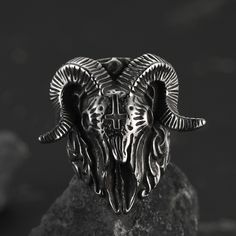 Due to various coincidences, goats have become a representative of demons in Western mythology and culture. This is also a relatively unique demonic culture in the West. Goat Ring, Baphomet Goat, Satanic Jewelry, Inverted Cross, Goat Skull, Best Boyfriend Gifts, Nordic Vikings, Style Gothic, Viking Symbols