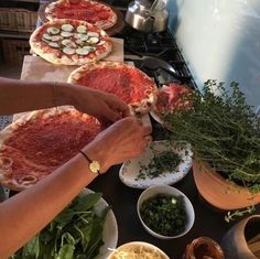 Pizza Margherita, Think Food, Pretty Food, Aesthetic Food, The Table, Food Truck, Pita, Good Eats, Different Types