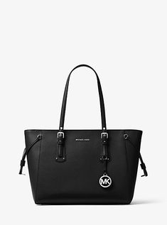 Crafted from textured crossgrain leather, the Voyager tote bag features adjustable shoulder straps and gusset ties for everyday versatility. Its signature design promises everlasting appeal, while refined hardware and a logo charm lend a sophisticated finish. Sac Michael Kors, Michael Kors Tote Bags, Zip Tote, Medium Tote, Handbags Michael Kors, Shoulder Tote Bag, Black Tote Bag, Shoulder Tote