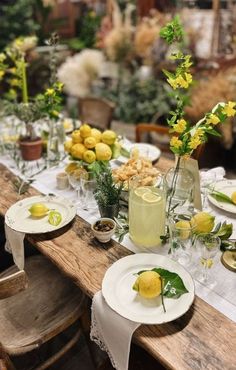 Photo Irene Berni (@valdiroseinstagram Italian Table Setting Dinner Parties Tuscany, Italian Brunch Ideas Decor, Rustic Italian Party Decor, Spanish Style Dinner Party, Summer Brunch Table Setting, Italian Style Table Setting, Tuscan Dinner Party Table Settings, Italian Summer Table Setting, Summer Dinner Table Setting