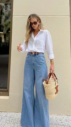 Look Hippie Chic, Wide Leg Jeans Outfit, Black Boots Outfit, Look Jean, Style Casual Chic, Capsule Wardrobe Outfits, Spring Capsule Wardrobe, Outfit Jeans