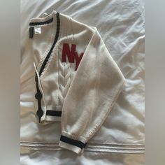 H&M Cropped Cable-Knit Cardigan. White With Varsity Ny Patches. Never Worn Perfect Condition! Varsity Cardigan, Varsity Sweatshirt, Varsity Sweater, Cardigan White, Cable Knit Cardigan, Vintage Sweatshirt, Cropped Sweater, Vintage Tshirts, Knit Cardigan