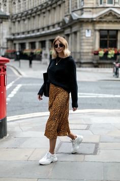 10 Ideas Para Usar La Tendencia En Zapatillas De Esta Temporada – Cut & Paste – Blog de Moda Trainers Outfit, Trainers Fashion, Winter Skirt, Looks Black