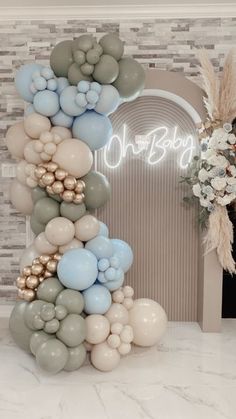 balloons are arranged in the shape of a letter