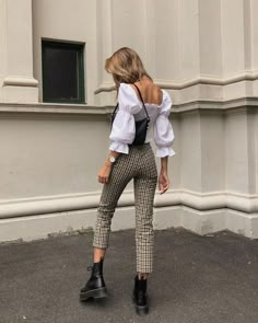 White Doc Martens Outfit Winter, Doc Martens Outfit Winter, White Doc Martens Outfit, Aesthetics Outfits, Fashion Girly, Body Fashion, Online Closet, Nice Clothes