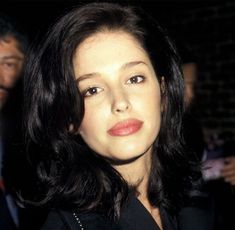 90s Makeup Look, 90s Makeup, Red Lipstick, Pretty Makeup, Cute Makeup, Look At You, Aesthetic Makeup, Dark Hair, Pretty Face