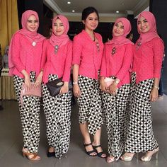 Kebaya kutu baru never fail to impress us. They all look so gorgeous with those pink kutu baru. We sure you will love it too   Photo via @nunuhufdyah  #pernikahanindonesia by pernikahanindonesia Digital Dress, Kebaya Muslim, Hijab Collection, Muslimah Dress, Batik Fashion