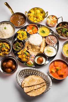 North Indian Thali Photography, Gujarati Thali Photography, Indian Food Pics, Indian Plates, Food In Plate, North Indian Thali, Wedding Buffets, Food Thali, North Indian Food