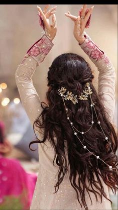 Pakistani Hair, Engagement Hairstyles, Traditional Hairstyle, Front Hair Styles, Hair Up Styles, Indian Aesthetic, Indian Hairstyles, Hair Ornaments, Bride Hairstyles