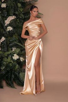 To be the focus in your prom party? You need to have this Gorgeous Off-the-Shoulder Prom Dress Mermaid Long With High Slit at ballbella, shipping worldwide, customize service available. Gala Dress Inspiration, Mermaid Gown Design, Poses In Formal Dress, Bridesmaid Dress Styles Satin, Champagne Dress Formal, Birthday Long Dress, Formal Dress Corset, Dresses Soiree, Elegant Gold Dress