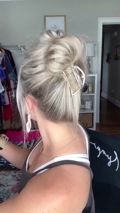 This hack gives BIG VOLUME to your thin hair in a clip. Learn a volume hair hack in this quick post. Hair In A Clip, Cropped Hairstyles, Messy Pony, Fine Hair Updo, Short Hair Updo Tutorial, Hair Fan, Ikea Outdoor, Volumizing Hair, Short Hair Up