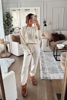 Uggs Fall, Lounge Wear Outfit, Outfit Holiday, Comfy Sweats, Cozy Fall Outfits, Joggers Outfit, Cute Pajamas