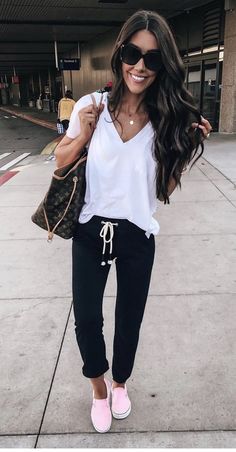 Comfy Travel Outfit, Winter Travel Outfit, Fashionable Accessories, Style Inspiration Casual, Travel Outfit Summer, Legging Outfits, Chill Outfits, Cooler Look, Luxury Products