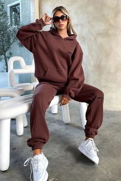 Living boujee and lounging in style! The Series 6 Sweatpants offer a soft fleeced inside, elasticated waistband with tie up drawstrings, a 'THATSSOFETCH' logo at the knee and cuffed ankles. Pair with the matching hoodie, sneakers and sunnies for a casual Sunday vibe. FABRICATION: 65% Cotton 35% Polyester SIZING: Olivia's height is 163cm / 5'3 and wears a size AU6/US2. Crop Outerwear, Orange Swimwear, Green Swimwear, Red Swimwear, White Swimwear, Sweatsuit Set, Pants Women Fashion, Hoodie Set, Long Sleeve Casual Dress