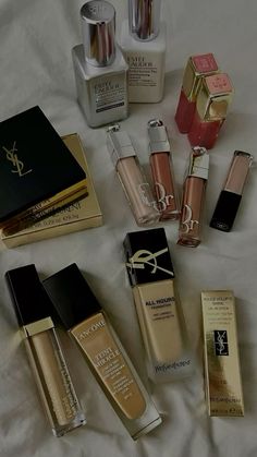 cliquez sur la photo 🫂 Makeup Haul Aesthetic, High End Makeup Aesthetic, Makeup Essentials List, Maquillage Aesthetic, Clean Make Up, Make Up Photo, Make Up Aesthetic, Make Up Items, Makeup Suggestions