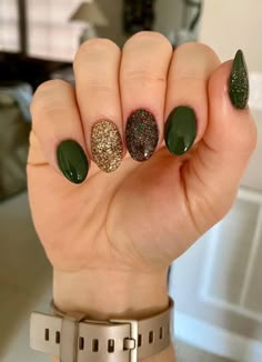 December Nails Solid Color, Flannel Nails Acrylic, Holiday Nails Dip Powder, Fall Shellac Nails, Almond Shaped Gel Nails, Dark Holiday Nails, Holiday Nails 2022, Holiday Dip Nails, Winter Dip Nails