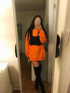 Emo Rockstar, Orange Pants Outfit, Street Style Handbags, Orange Outfits, Orange Pants, Orange Outfit, Streetwear Mode, Streetwear Fashion Women