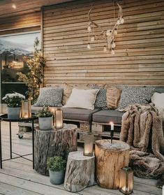 Wooden log cabin table lounge area. Stunning Outdoor End Tables, Metal End Tables, Outdoor Living Room, Clear Sky, Diy Furniture Table, Backyard Patio Designs, Back Patio, Backyard Oasis, Wooden Furniture