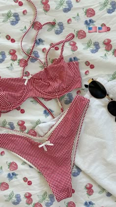 fourth of july lana outfit inspo Hippy 70s, Tomato Girl Summer, Swim In The Ocean, Fourth Of July Outfits, Nightgown Pattern, July Outfits, Vintage Swim, Beach Fits, Swimsuits Outfits