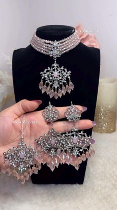 Beautiful Pakistani style choker set. This set is high quality. Message me for anymore questions! shipping is free Bridal Jewelry Indian, Bride Indian, Indian Bridal Jewelry, Pakistani Style, Pakistani Jewelry, Choker Set, Bridal Jewellery Indian, Jewelry Indian, Indian Bridal