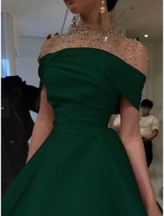 Red Green Dress, Gown Elegant, Dresses Formal Elegant, Evening Gowns Elegant, Looks Chic, Dress Formal, Mode Inspiration, Elegant Dress, Bride Dress