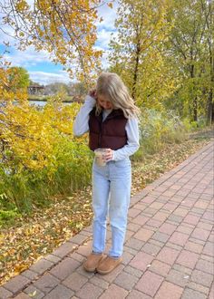 #fall #winter #fashion #aesthetic #ootd #outfits #outfitinspo #capsulecloset #basics #wardrobe #collegegirl #whattowear #college #whattobuy #athleisure Brown Puffer Vest Outfit, Brown Vest Outfit, Winter Fashion Aesthetic, Light Wash Jeans Outfit, Iced Coffee Starbucks, Levi Jeans Outfit, Starbucks Outfit, Light Jeans Outfit, Ankle Boots Style