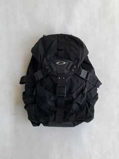 Oakley Icon 3.0 Backpack Oakley Backpack, 90’s Outfits, School Bag Essentials, My Style Bags, Mens Bags Fashion, Tech Bag, Men Stylish Dress, Back Bag, Closet Fashion