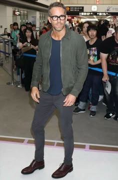 Ryan Reynolds Style, Chinos Men Outfit, Best Dressed Man, Narita, Elegante Casual, Mens Fashion Casual Outfits, Stylish Mens Outfits, Mens Chinos, Ryan Reynolds