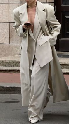 Women Mafia Outfit, Oversized Suit Women, Outfit Oversize, Woman Suit Fashion, Luxury Aesthetic, Minimal Outfit, Vintage Style Dresses, Corporate Business, Suit Fashion