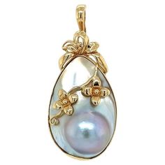 Simply Beautiful! Vintage Mabé Pearl Pear Shape Gold Enhancer Pendant. Beautifully Hand crafted in 18K Yellow Gold and accented with Gold designs. Measuring approx. 2”. More Beautiful in real time! Sure to be admired…A piece you’ll turn to time and again! Luxury Pear-shaped Yellow Gold Jewelry, Luxury Pear-shaped Pearl Pendant Jewelry, Pear Shape Pendant, Baroque Jewelry, Pear Shaped Pendant, Mabe Pearl, Gold Designs, Modern Necklaces, Gold Pendant Necklace