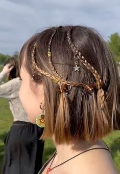 Boho Braided Hair, Ren Faire Hairstyles Medium Hair, Beads On Curly Hair, Short Medieval Hairstyles, Ren Fair Hair Short, Ren Faire Short Hair, Ren Fair Hairstyles For Short Hair, Short Hair Fairy Hairstyles, Renn Faire Hairstyles