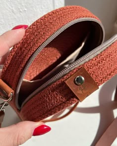 🇨🇿Crossbody kabelka. Barva cihlová 🧱 Kabelka zaobleného tvaru,vyrobeno z prémiové bavlněné šňůry s prvky pravé kůže. Odnímatelný ramenní popruh, díky přídavné rukojeti na spodku tašky je vhodné nosit ji v jedné ruce jako večerní kabelka. • úzká remínek • zapinani na zip • uvnitr dalsí kapsa Cena je 750 Kč ______________ 🇺🇦 Сумка через плече. Цегляний колір🧱 Сумочка округлої форми, виготовлена ​​з бавовняного шнура преміум-класу з елементами натуральної шкіри. Знімний плечовий ремінь, ... Fabric Basket, Fabric, Quick Saves, Instagram