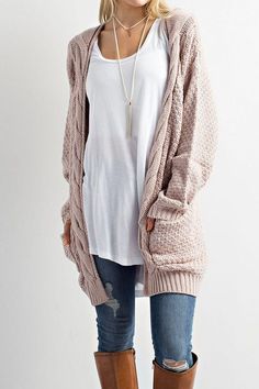 This Cable Knit Cardigan Sweater is so on trend this season! This cozy slightly oversized sweater is soft and features an open front with two front pockets. Throw this on over your favoruite shirt and Mode Tips, Cable Knit Sweater Cardigan, Bohol, Fashion 2017, Knit Sweater Cardigan, Fall Winter Outfits